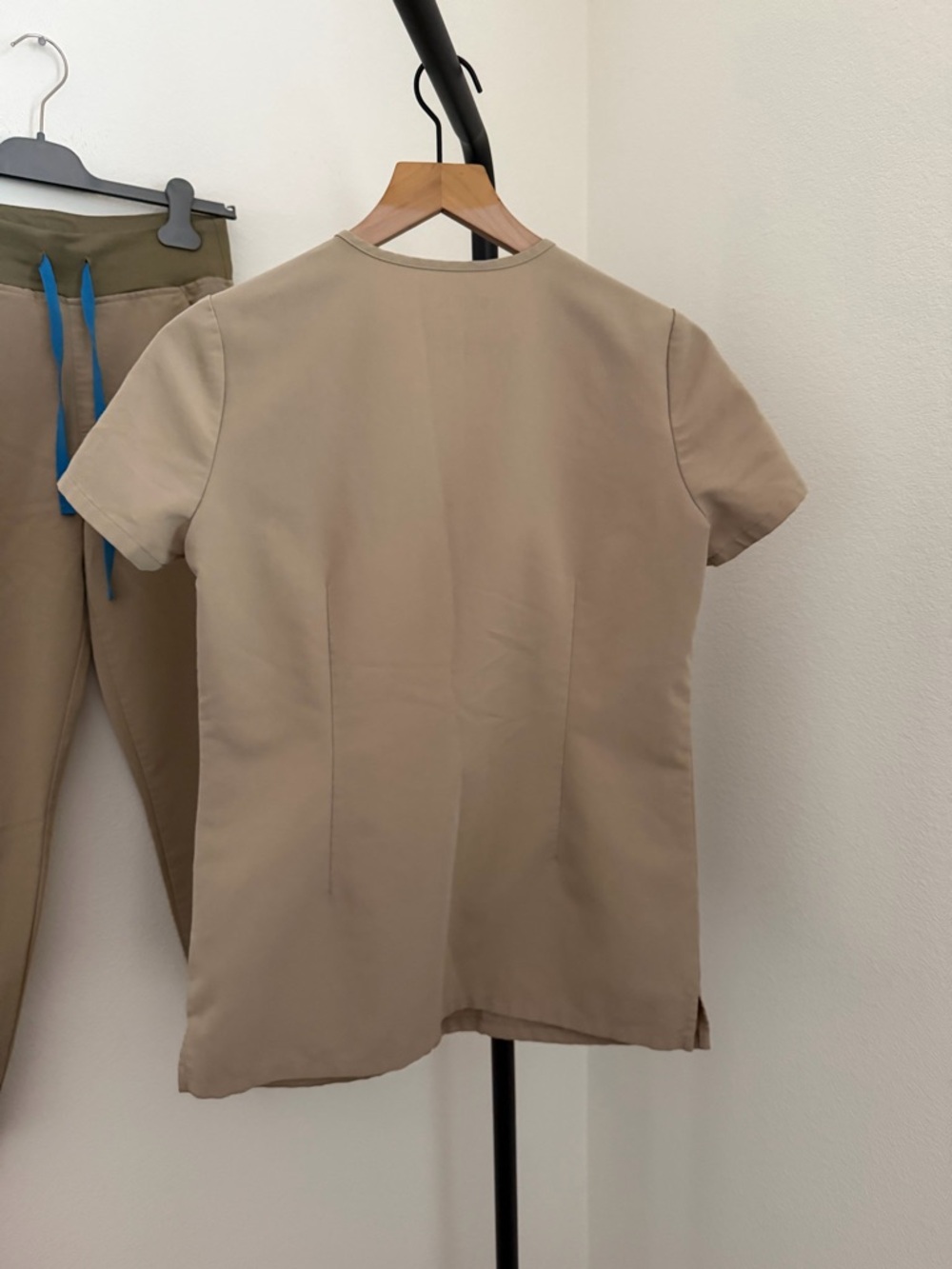 Figs Tan V-Neck sandstone three pocket jogger scrub set like new XXS/XS - Picture 7 of 10